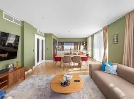 Hyperion Tower Penthouse, Kew