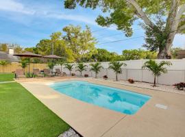 Palm Oasis-Serene Backyard Private Poolside, hotel en San Petersburgo