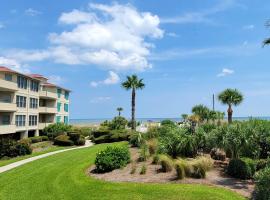 Desoto Beach Club by Tybee Vacation Rentals، فندق في تيبي أيلاند