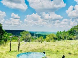Cliffside Cabin @ High Hope Ranch Cowboy POOL!, hotel in Glen Rose