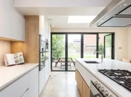 Spacious 4-Bed Near City & Sea