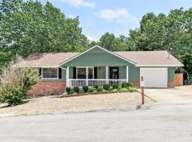 Back-40 Retreat with Hot Tub & Bike Garage, hotel i Bella Vista