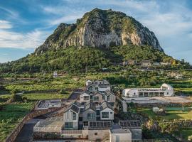 Masion Sanbang Jeju, hotel with hot tubs in Seogwipo