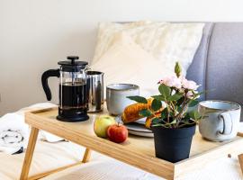 FeWocation Bremerhaven - Bright 1BR Apt with Balcony and Parking, pet-friendly hotel in Bremerhaven