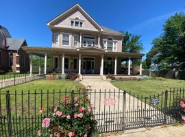 Historic Wilson House - Magnolia Room, хотел в Гренада