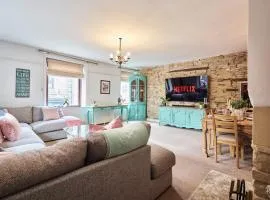 Above Rubies - Cross Cottage, Luxury, Dog Friendly