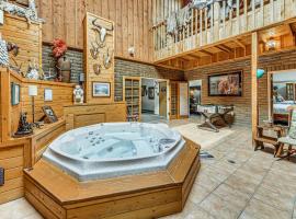 Alto Mtn Retreat on 8 Acres with Indoor Hot Tub, hotel Altóban