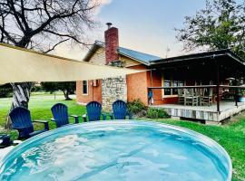 Habari 5BR Ranch House near Fossil Rim Cowboy Pool, hotel in Glen Rose