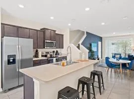 Chic 2BR Townhome close to Downtown and Beaches.