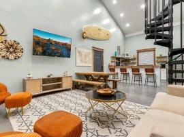 New Barndo/King Beds/Hot Tub/Ample Level Parking, hotel v destinaci Slade