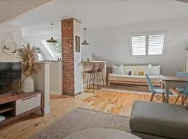 Casco and Chill-Downtown Loft with Water Views