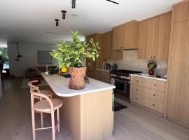 NEW Sherman Oaks Luxury Retreat with Saltwater Pool, hotel in Studio City