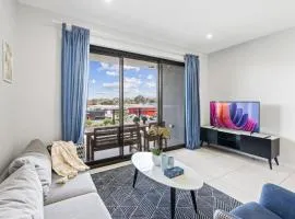 Stylish Apt with Balcony Easy Access to Everywhere