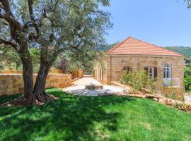 LAuberge de Douma Full House in Batroun, casa o chalet en Douma
