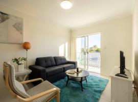 Cozy 1BR Unit in Springwood Great Location Parking, hotel in Springwood
