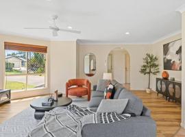 Spacious 4BR Family Home in Capalaba Local Charm, hotel en Capalaba