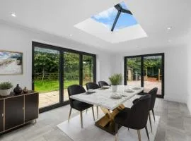 Luxurious Relaxing 5 Bed House for great comfort