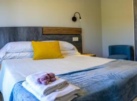 Apartamentos El Puente, hotel in Covarrubias