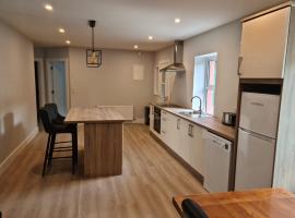 Modern 2 bedroom Apartment with River views, Hotel in Behy Bridge