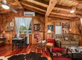 Texas Saw Mill Cabin - Hot Tub & 10 Mins to Main St