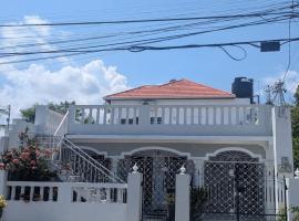 2 Bedroom upstairs large flat in Portmore Pines, hotel v destinaci Portmore