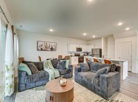 Screened Patio Townhome 3 Mi to Dtwn Wilson!, hotel u gradu 'Wilson'