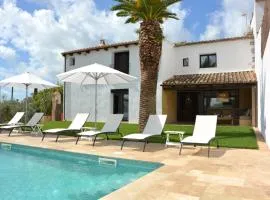 Masia Las Moreras autenticidad renovada 100 porcien a 10 minutos de Sitges en coche 12 huespedes Piscina Aire Aconc 6 Suites Apertura 15 Julio 2025