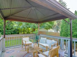 Steps to Lake Erie! Cedar Point Home Base with Deck, hotelli kohteessa Sandusky