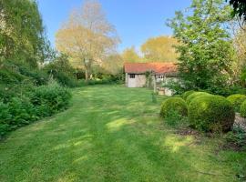 Idyllic cottage with wellness facilities, hotel in Alveringem