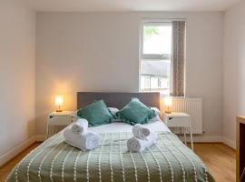 2 Bedroom Large First Floor Apartment with FREE Parking, hotel in Loughborough