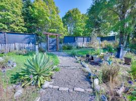 Shared Yard Apt 2 Mi to Port Angeles City Pier, ξενοδοχείο σε Port Angeles