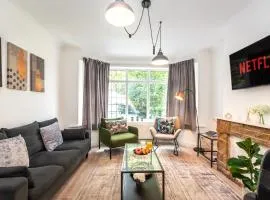 KGV Stays - Serenity House 3 bedroom near to the hospital with parking