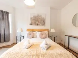 KGV Stays - Serenity House 3 bedroom near to the hospital with parking