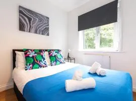 KGV Stays - Serenity House 3 bedroom near to the hospital with parking