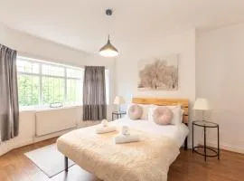KGV Stays - Serenity House 3 bedroom near to the hospital with parking