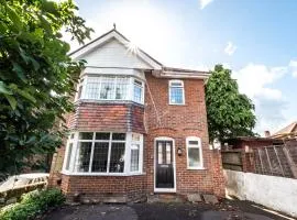 KGV Stays - Serenity House 3 bedroom near to the hospital with parking