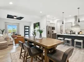 Brand New Cool Comfy Lawrence Retreat Duplex