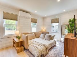 3 Mi to Michigan State Tiny Home with Deck!, domek nebo chatka v destinaci Lansing