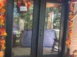 Whiskey Barrel- 3 Bedroom, Fenced Yard, Hot Tub, and Firepit- Pet Friendly