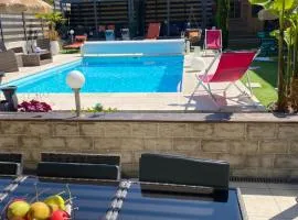 Maison avec piscine chauffée jacuzzi a1 heure paris 10 mn du centre ville