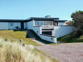 Family-Friendly House with Sauna, khách sạn ở Rødhus