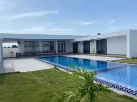 Villa 4 chambres - piscine de nage proche de Saly