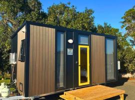 Kalm The Farm by Tiny Away, hotel di Modanville