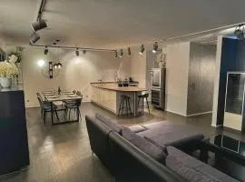 Luxus 4 Zimmer Apartment 3 Schlafzimmer und großer Wohnbereich mit Balkon