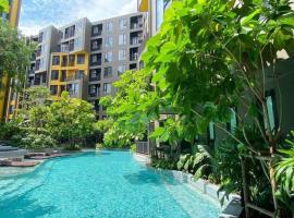 The base central phuket near old down- Modern condo, hotel i Ban Rangeng