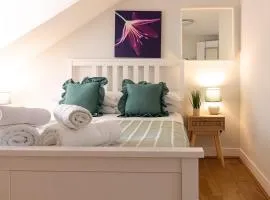 Town Centre Apartment with FREE Parking