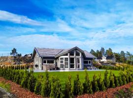 Stylish Cabin Experience In Beautiful Surroundings, hotel em Færvik