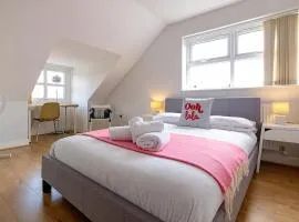 2nd Floor Town Centre Apt with FREE Parking