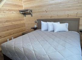 Brand New Cozy Cabin with Loft & King bed near Grand Canyon South Rim March 2026, hotel din Valle