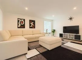 Santa Monica Beach Retreat with Hot Tub, Billiards & Grill
